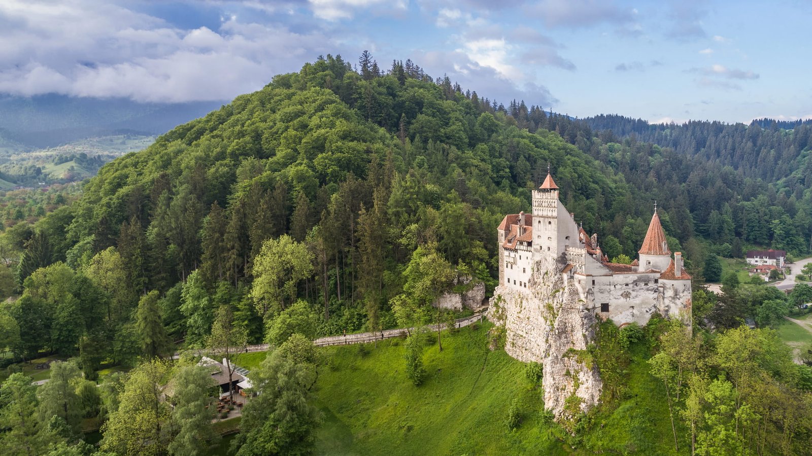 Castelul Bran, la aproximativ 30 km de Brașov