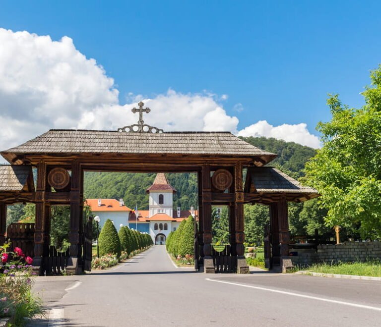 Care este cea mai solicitată perioadă din august la închirieri auto și cum te asiguri că nu rămâi fără mașină?