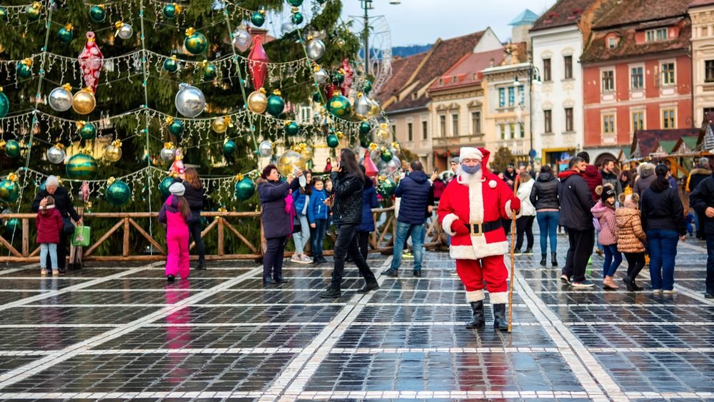 Moș Crăciun și bradul de Crăciun în Piața Sfatului, Brașov